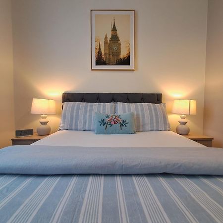 Cozy Bedroom In Lucan, Дублин Экстерьер фото